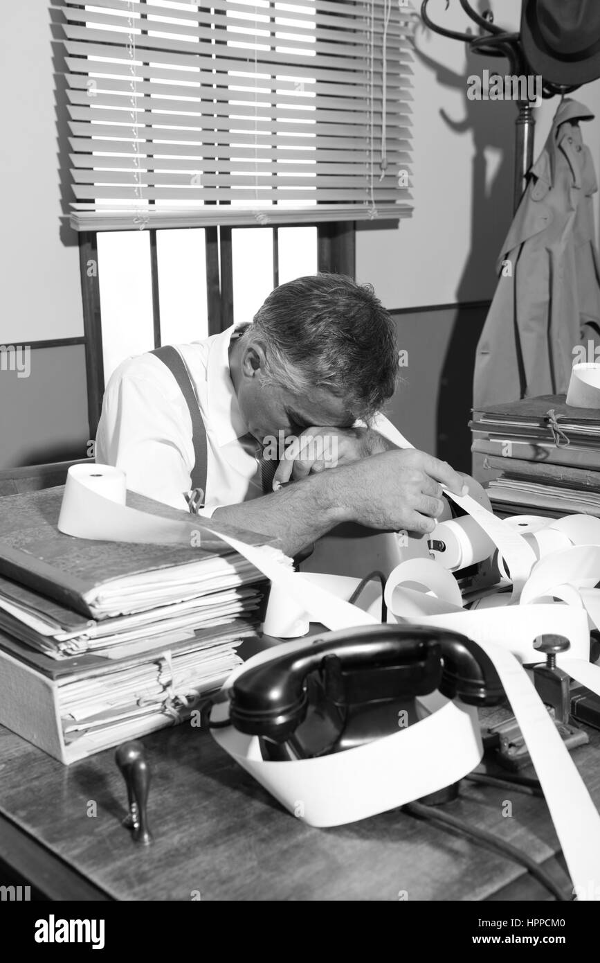 Müde, überarbeitet Buchhalter schlafend auf seiner unordentlichen Schreibtisch, Büro der 1950er-Jahre-Stil. Stockfoto