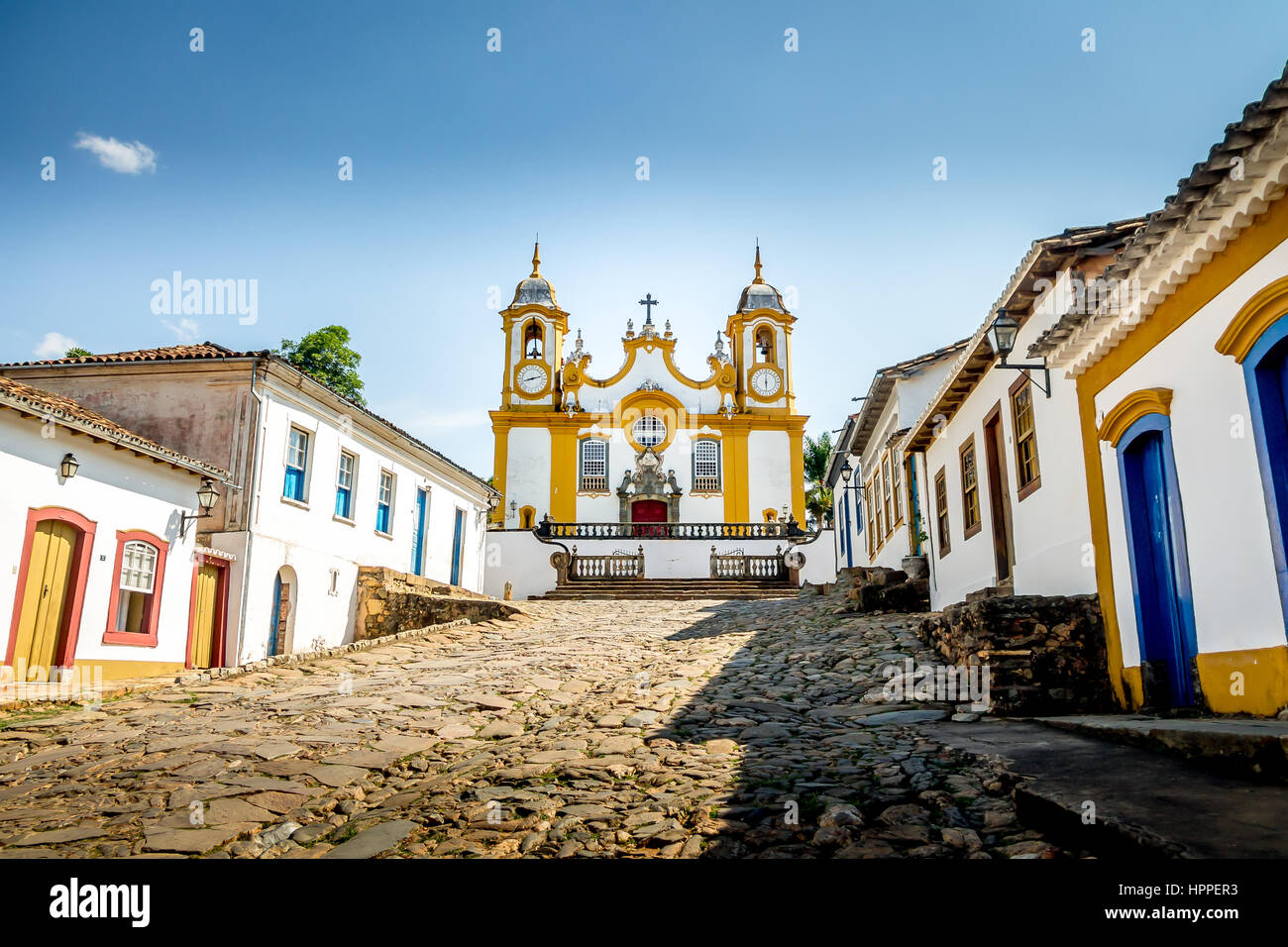 Bunten Häusern im Kolonialstil und Kirche in Stadt Tiradentes - Minas Gerais, Brasilien Stockfoto
