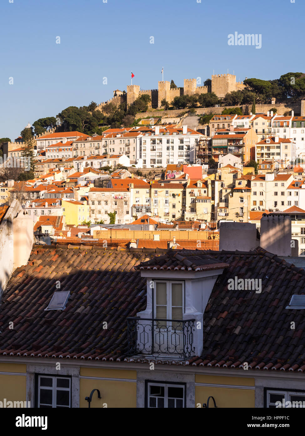 Lissabon, PORTUGAL - 19. Januar 2017:, 2017: Sao Jorge Castle in Lissabon mit der umgebenden Architektur. Stockfoto