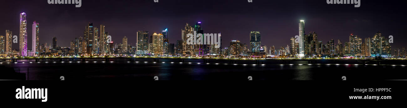 Panoramablick über Panama City Skyline bei Nacht - Panama-Stadt, Panama Stockfoto