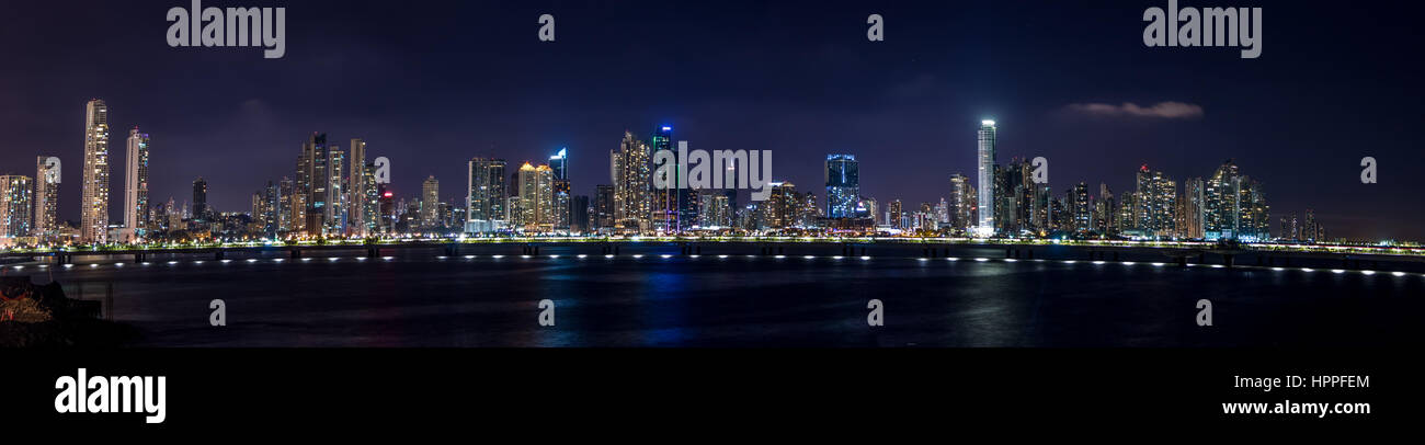 Panoramablick über Panama City Skyline bei Nacht - Panama-Stadt, Panama Stockfoto