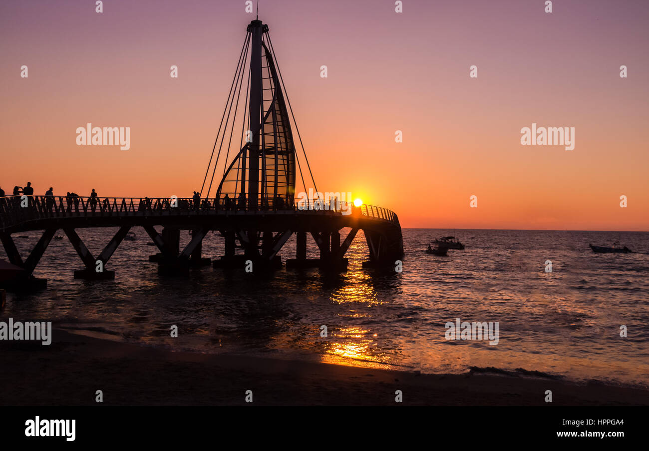 Los Muertos Pier bei Sonnenuntergang - Puerto Vallarta, Jalisco, Mexiko Stockfoto
