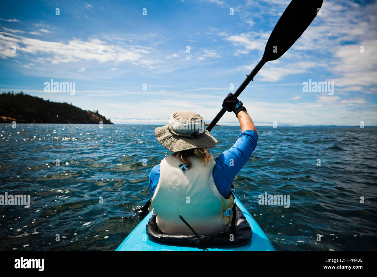 BY8FN5 ein hintere Blick auf eine Frau in einem Kajak paddeln, auf der geraden Haro aus San Juan Island, WA, USA. Stockfoto