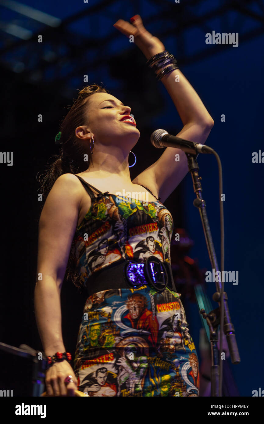 Imelda kann, irische Rockabilly-Sängerin in Byron Bay Bluesfest, New-South.Wales, Australien. 1. April 2010. Ihre Band wurde von ihrem Ehemann, Darrel Higham geführt. Stockfoto