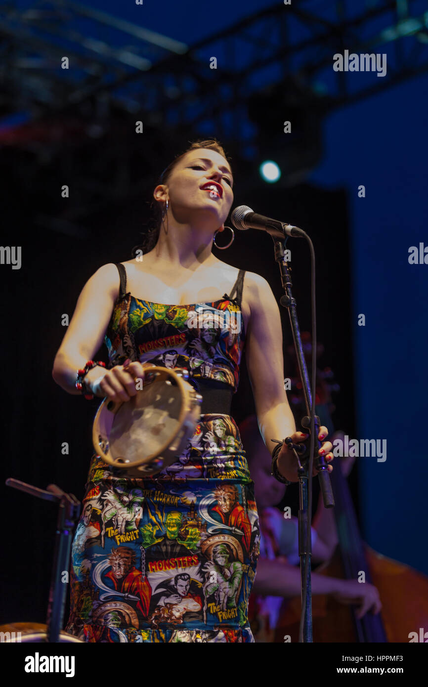 Imelda kann, irische Rockabilly-Sängerin in Byron Bay Bluesfest, New-South.Wales, Australien. 1. April 2010. Ihre Band wurde von ihrem Ehemann, Darrel Higham geführt. Stockfoto