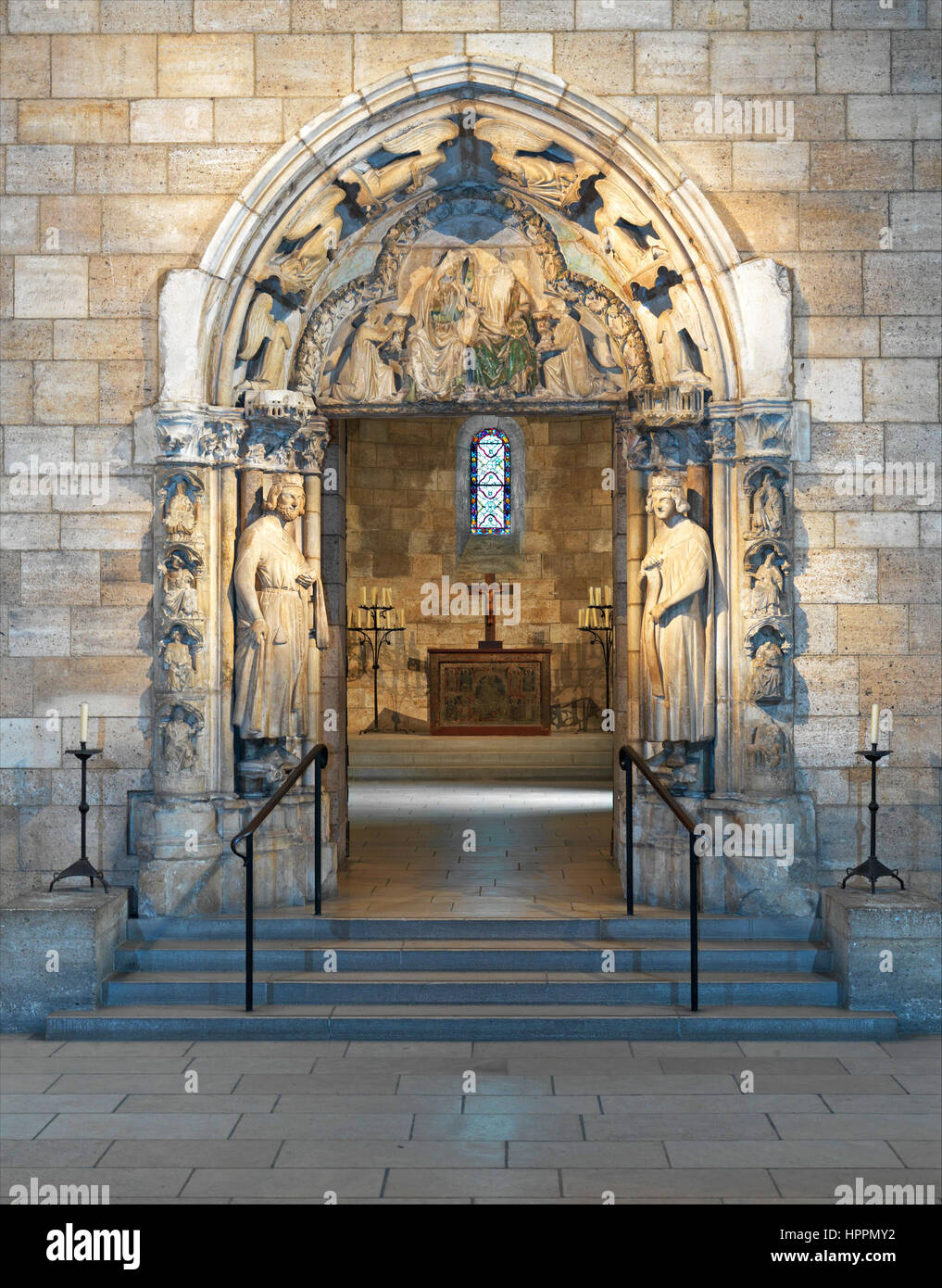 Gotische Tür aus dem Kloster Moutiers-Saint-Jean in Frankreich. Stockfoto