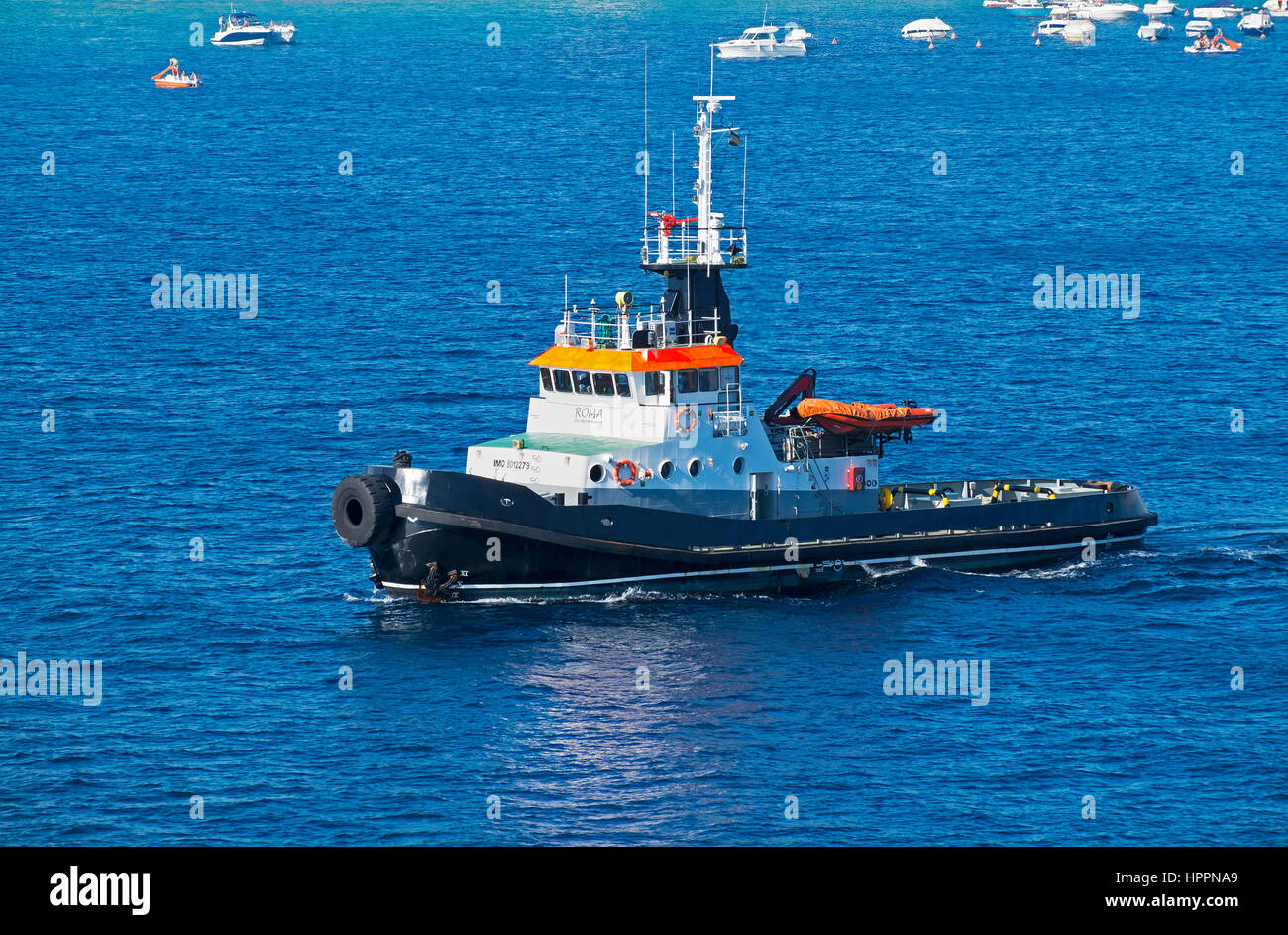 ein Schlepper im Mittelmeer nahe der Stadt von Palamos in Spanien Stockfoto