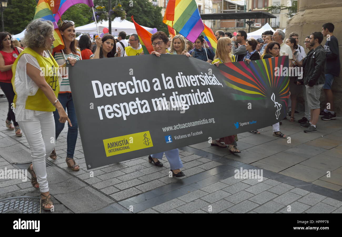 Bei der LGBTQ Pride Parade 2016 in der Altstadt von Logrono, Spanien, wird ein Banner von Amnesty International getragen, das Vielfalt und würde unterstützt. Stockfoto