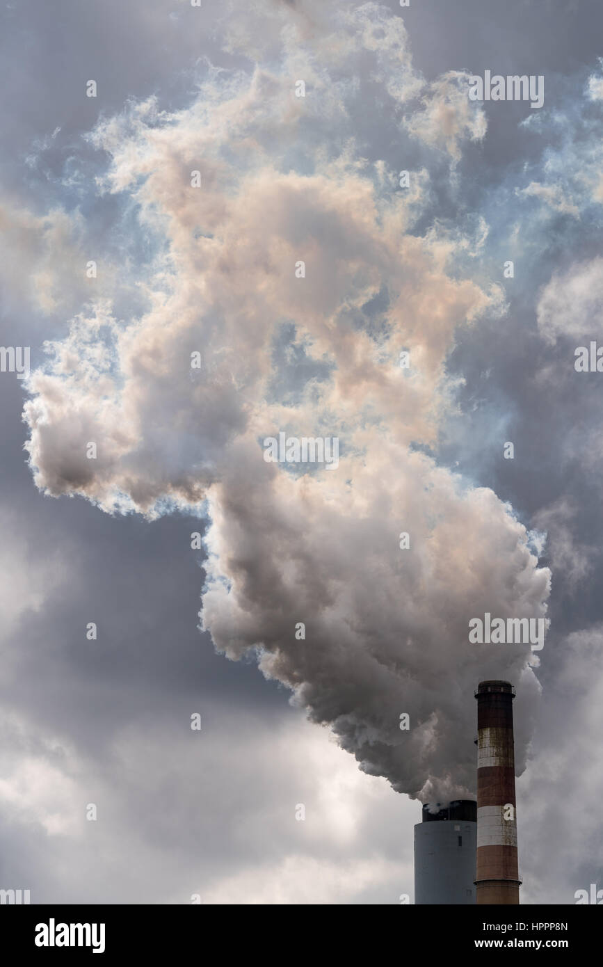 Rauch und gelb Dämpfe Woge Fron Schornstein Kohle betriebene Kraftwerk in West Virginia Stockfoto