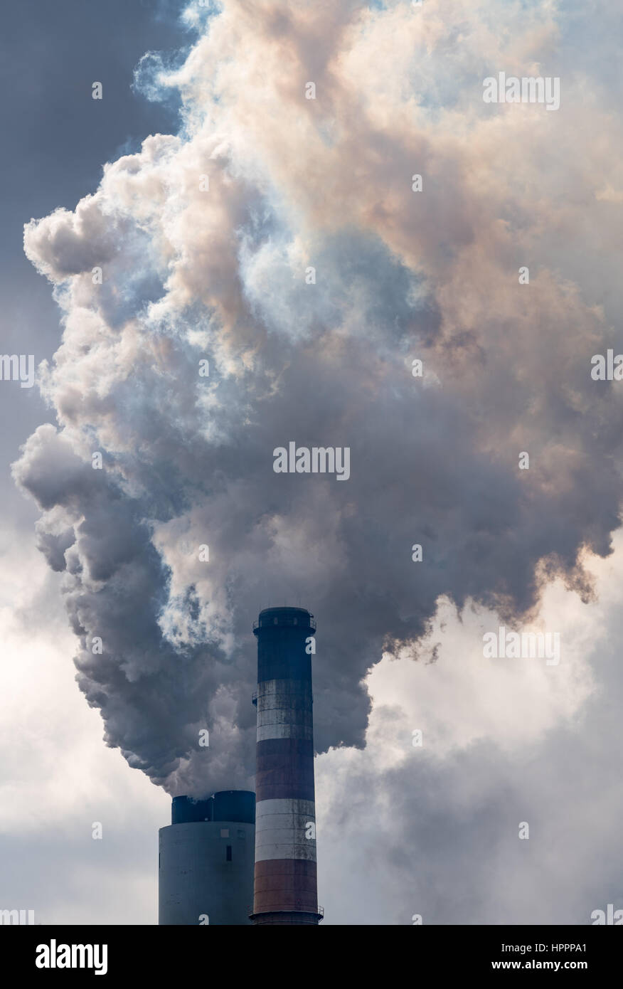 Rauch und gelb Dämpfe Woge Fron Schornstein Kohle betriebene Kraftwerk in West Virginia Stockfoto