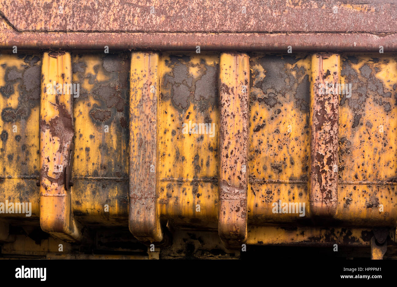 Detail des Rosts und der verbleibenden gelbe Farbe auf gelb industrielle LKW und Ausrüstung in der wirtschaftlichen Rezession aufgegeben Stockfoto