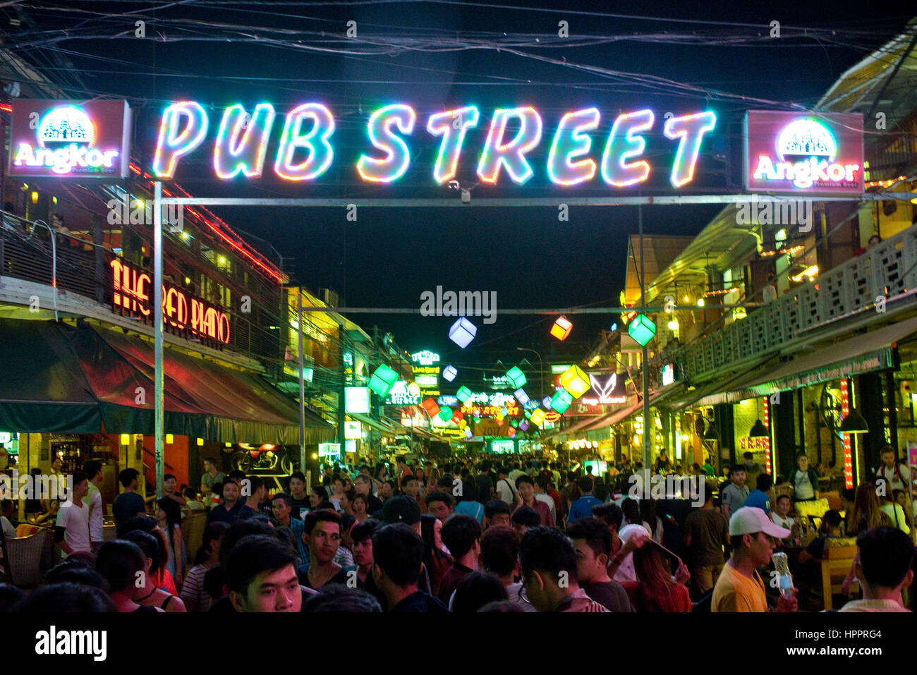 Damit beschäftigt, lebhaften Nacht Zeit Straßenszene in Siem Reap, Kambodscha nach unten "Pub Street" mit einheimischen und Touristen, Bars und Restaurants. Stockfoto