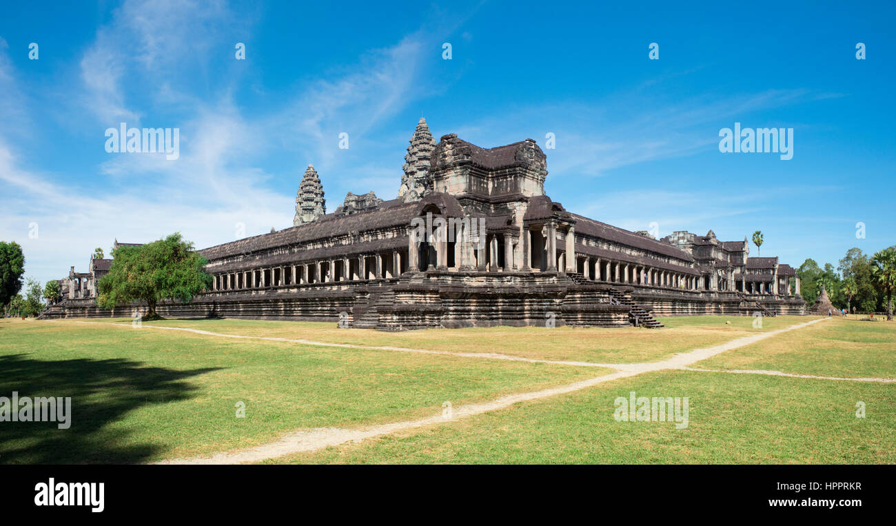 2 Bild Stich Panoramablick auf der südöstlichen Ecke von Angkor Wat entfernt an einem sonnigen Tag mit blauem Himmel. Stockfoto