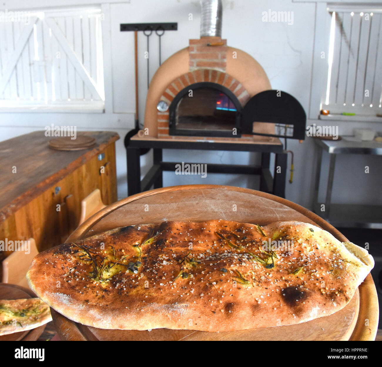 Focaccia frisch aus dem Ofen Stockfoto