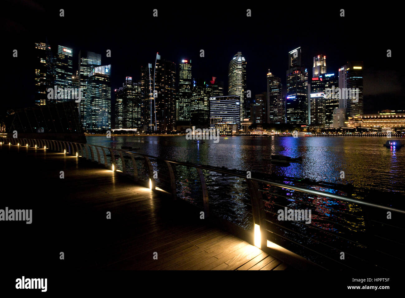 Ein Stadtbild Blick in der Nacht von den Hochhäusern und Wolkenkratzern des Central Business District (CBD) oder Zentralbereich in Singapur. Stockfoto