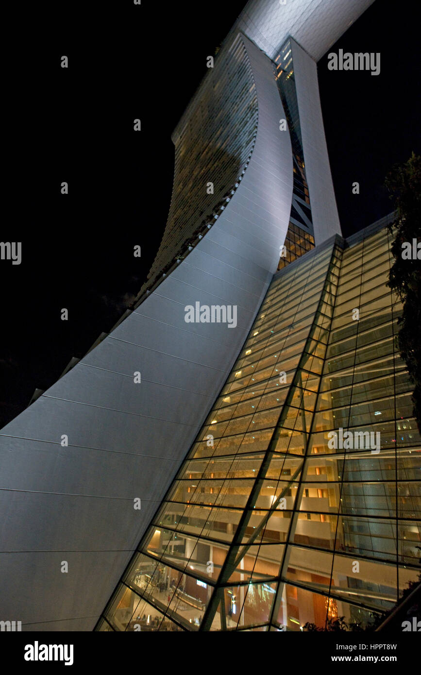 Eine abstrakte Sicht auf die MBS - Marina Bay Sands Hotel und Anlage in der Nacht in Singapur. Stockfoto