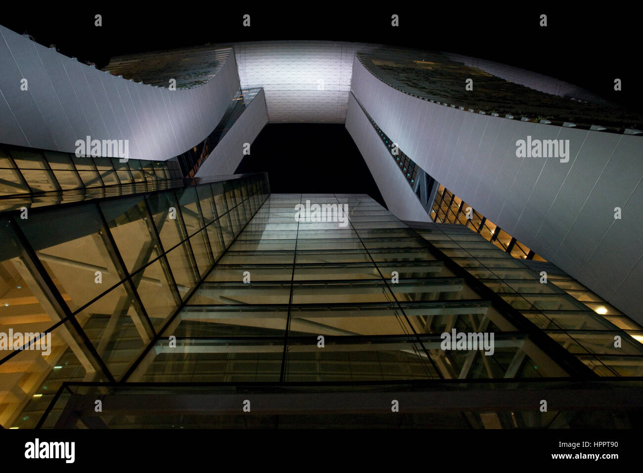 Eine abstrakte Sicht auf die MBS - Marina Bay Sands Hotel und Anlage in der Nacht in Singapur. Stockfoto