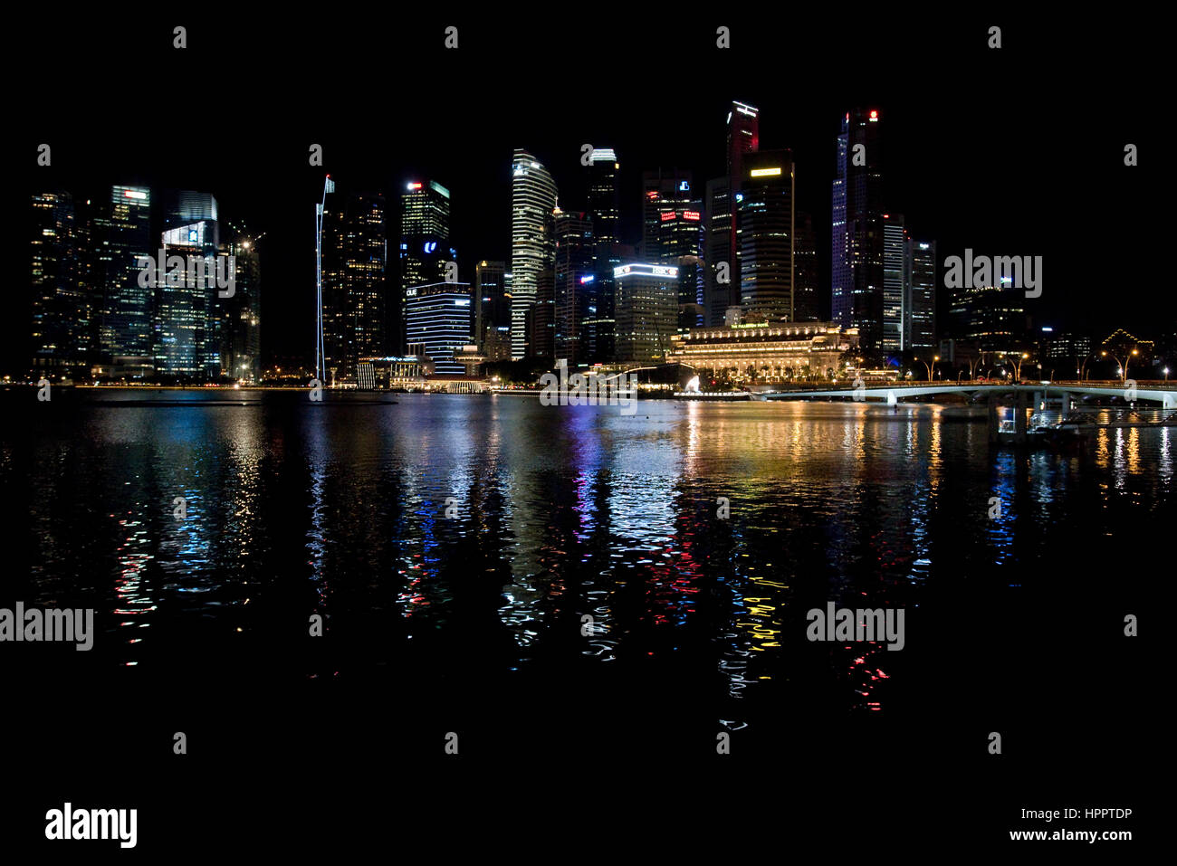 Ein Stadtbild Ansicht mit der Jubilee Bridge-Foregroumd und dem Central Business District-Hintergrund in Marina Bay in der Nacht. Stockfoto