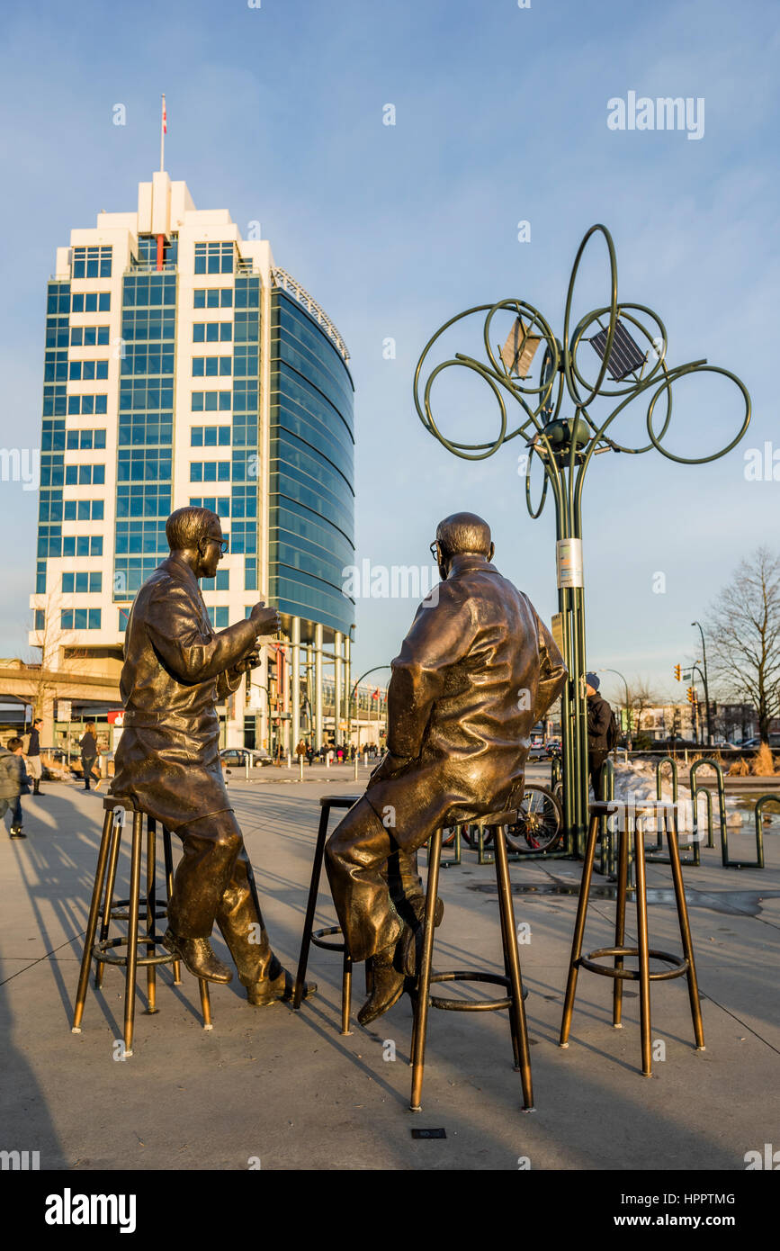 Bronze Skulpturen von Ärzten James Till und Ernest McCulloch Künstlerin Ruth Abernethy, Vancouver, Britisch-Kolumbien, Kanada. Stockfoto
