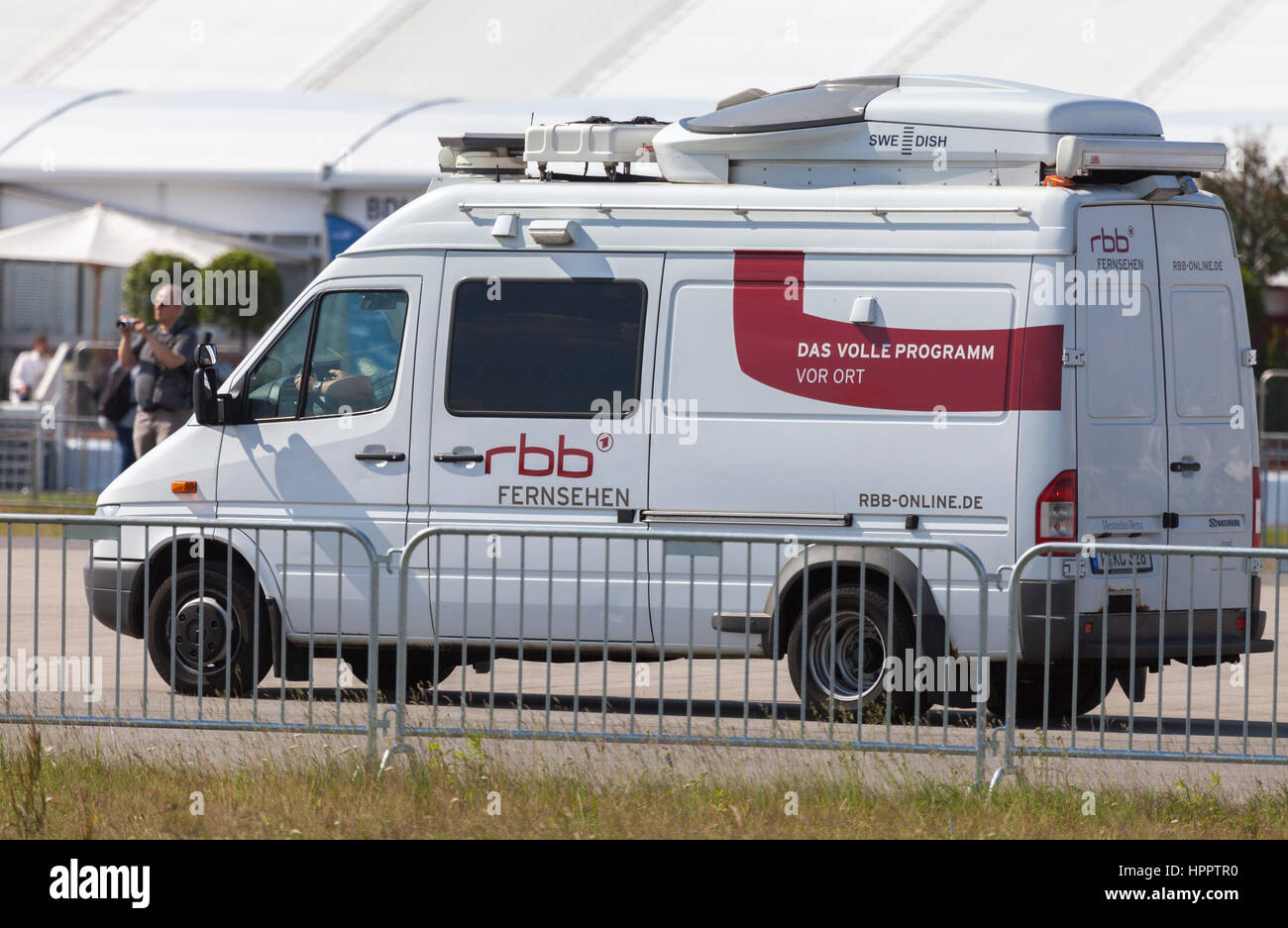 Berlin/Deutschland - vom 3. Juni 2016: Broadcast-tv Auto von RBB (Rundfunk Berlin Brandenburg) Laufwerke auf der Air Berlin. Stockfoto