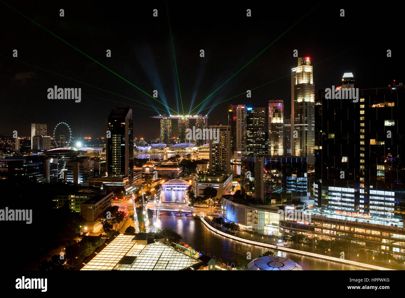 Eine Nacht Ansicht Stadtbild von Marina Bay Sands Komplex mit Laser-Licht-Hintergrund und Clarke Quay Bereich Skyline von Singapur Vordergrund. Stockfoto