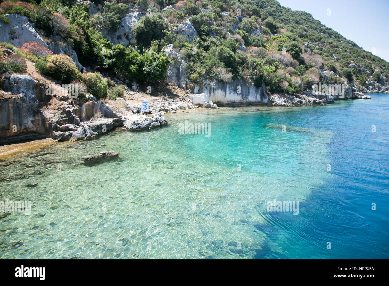 versunkene Stadt Kekova Bucht der Uchagiz Blick vom Meer in Antalya Provinz der Türkei mit Türkis Meer Felsen und grünen Büschen mit Resten der alten Stockfoto