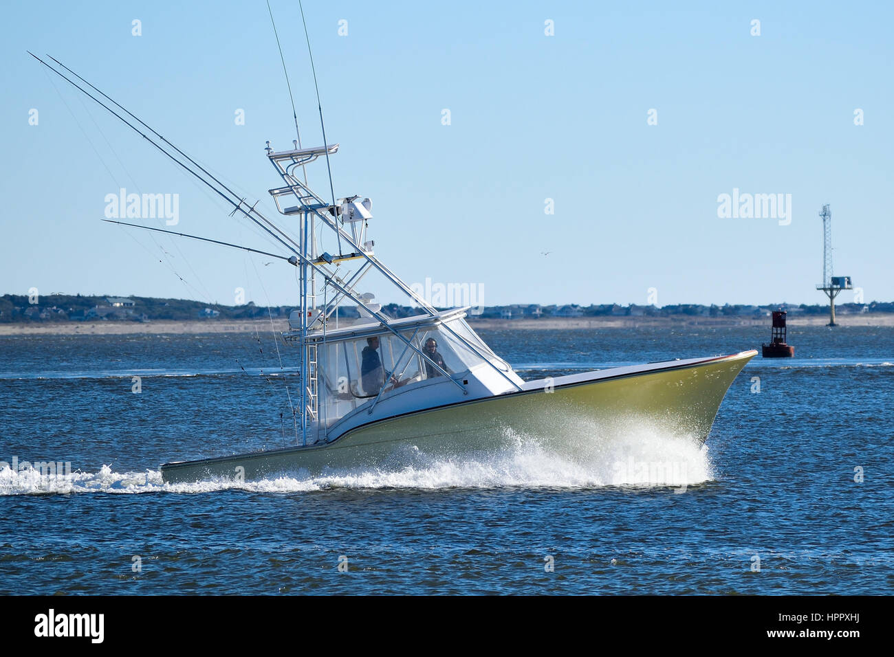 Angelboot/Fischerboot Reisen Intracoastal Wasser-Strasse zwischen Oak Island, NC und Southport, NC Stockfoto
