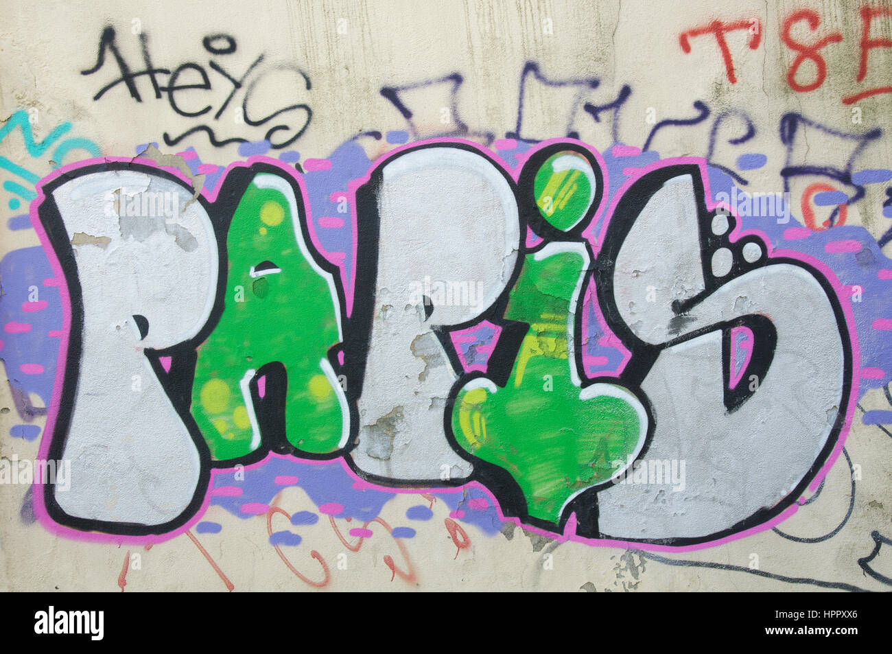 Urban Street Art. Grün und Silber Graffiti Buchstaben lackiert an einer Wand in der Mouraria Bezirk von Lissabon, Hauptstadt von Portugal. Stockfoto