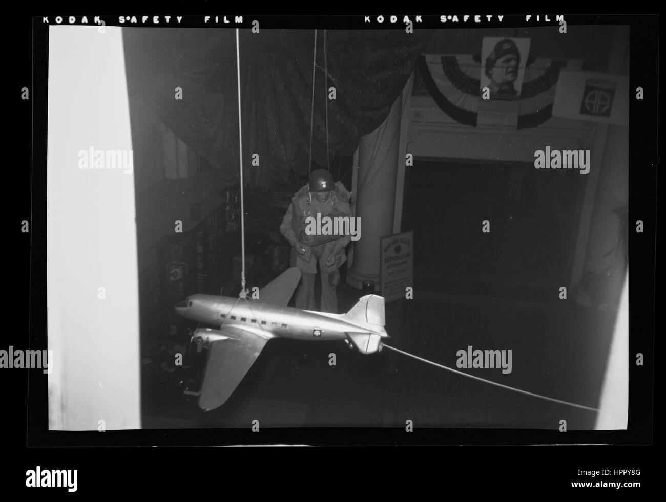 Ein Zeichen für eine Anzeige mit Infanteristen und Flugzeug für eine republikanische Partei GOP-Veranstaltung in New York für Matthew B. Ridgway dessen Name am besten ist erinnert für die Bergung der Vereinten Nationen Anstrengung während des Koreakrieges. Das Bild erscheint in den 1950er Jahren während oder nach dem Koreakrieg zu erfolgen. Stockfoto