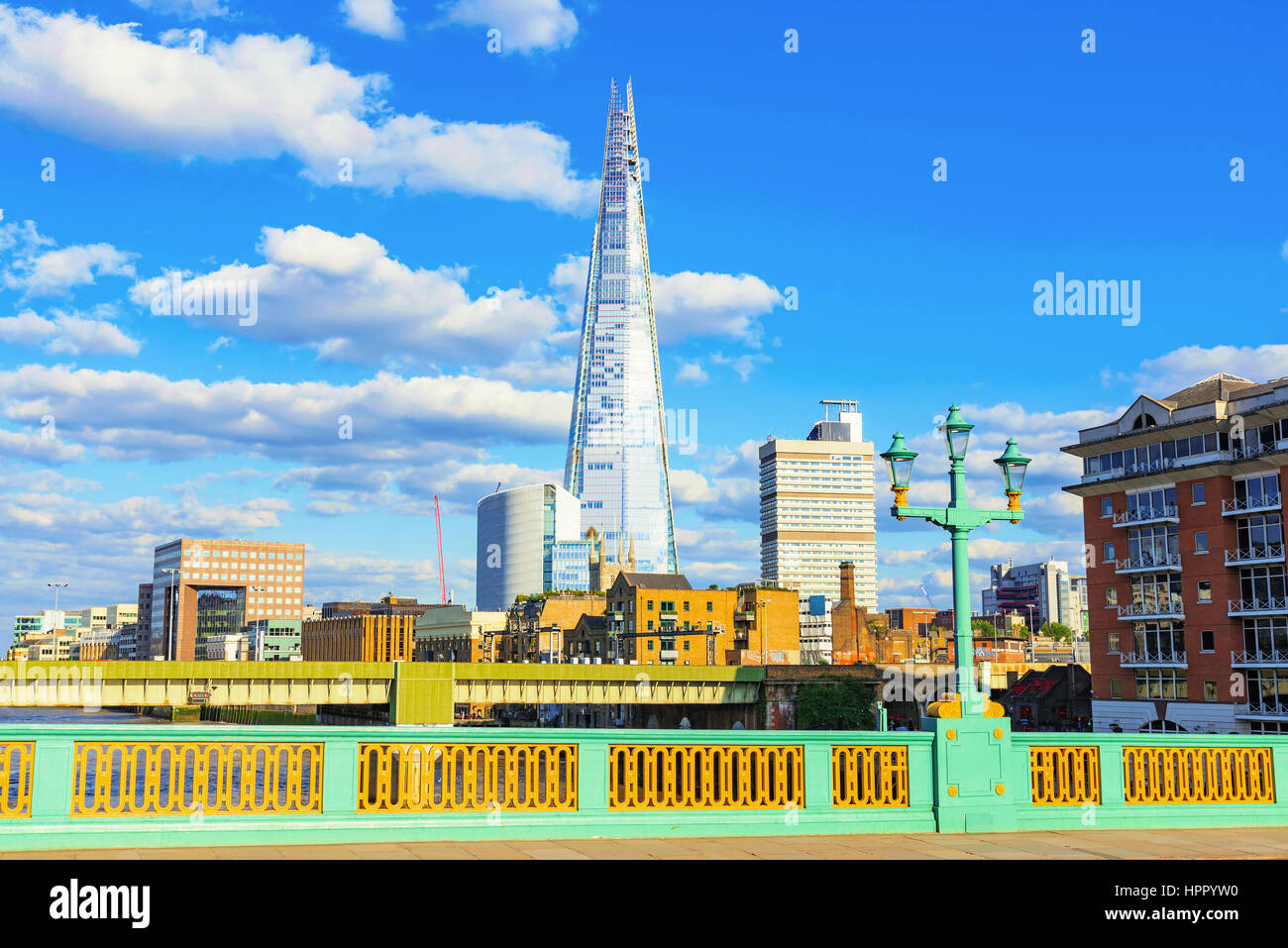 LONDON - 6. Juli 2016: Der Shard Gebäude ist ein Wahrzeichen im Londoner Finanzdistrikt. Dieses Foto stammt von Southwark bridge die Stockfoto