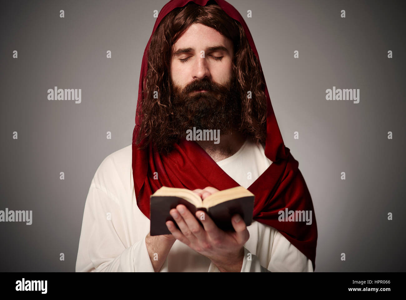 Sohn des Gottes beten mit Bibel Stockfoto