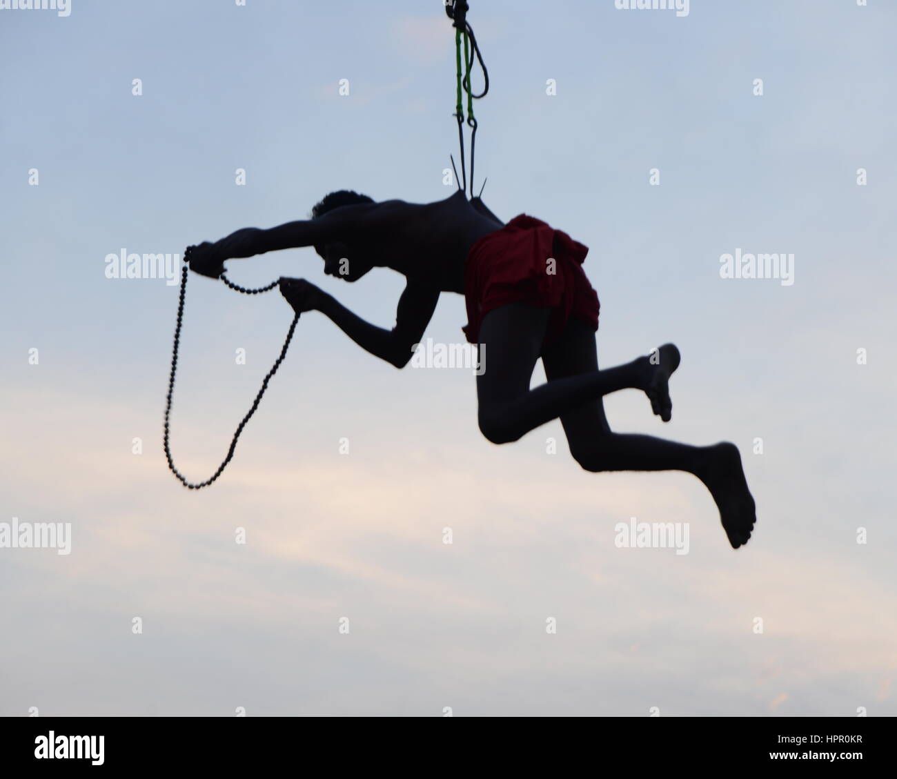Man hielt sich an Haken, Hanging On Air - Charak Festival West Bengal, Indien Stockfoto