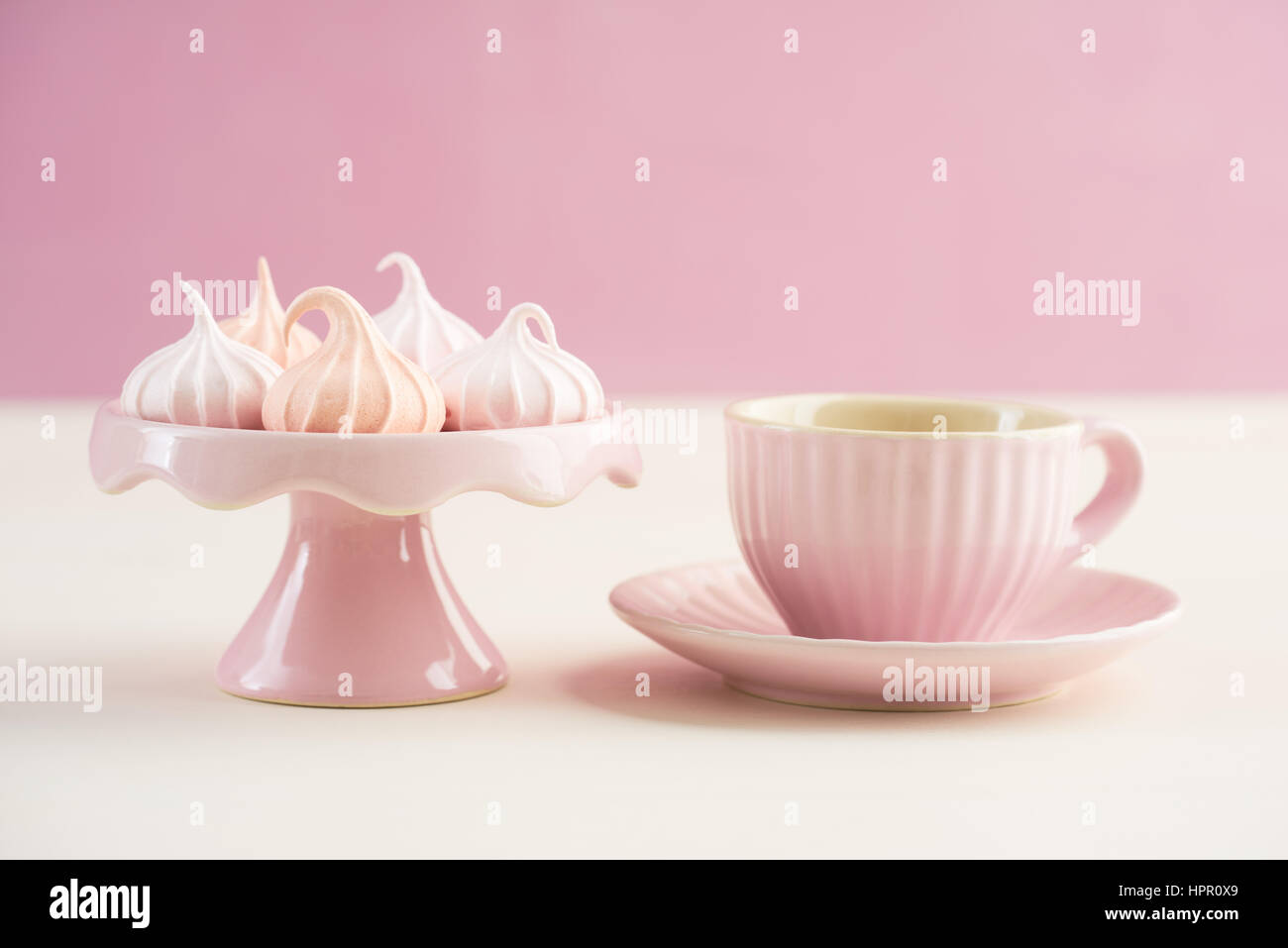 Tea-Time mit Pastell farbigen Baiser küsst Süßwaren Stockfoto