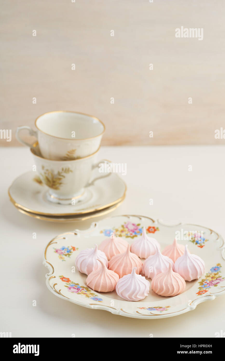 Tea-Time mit Pastell farbigen Baiser küsst Süßwaren Stockfoto