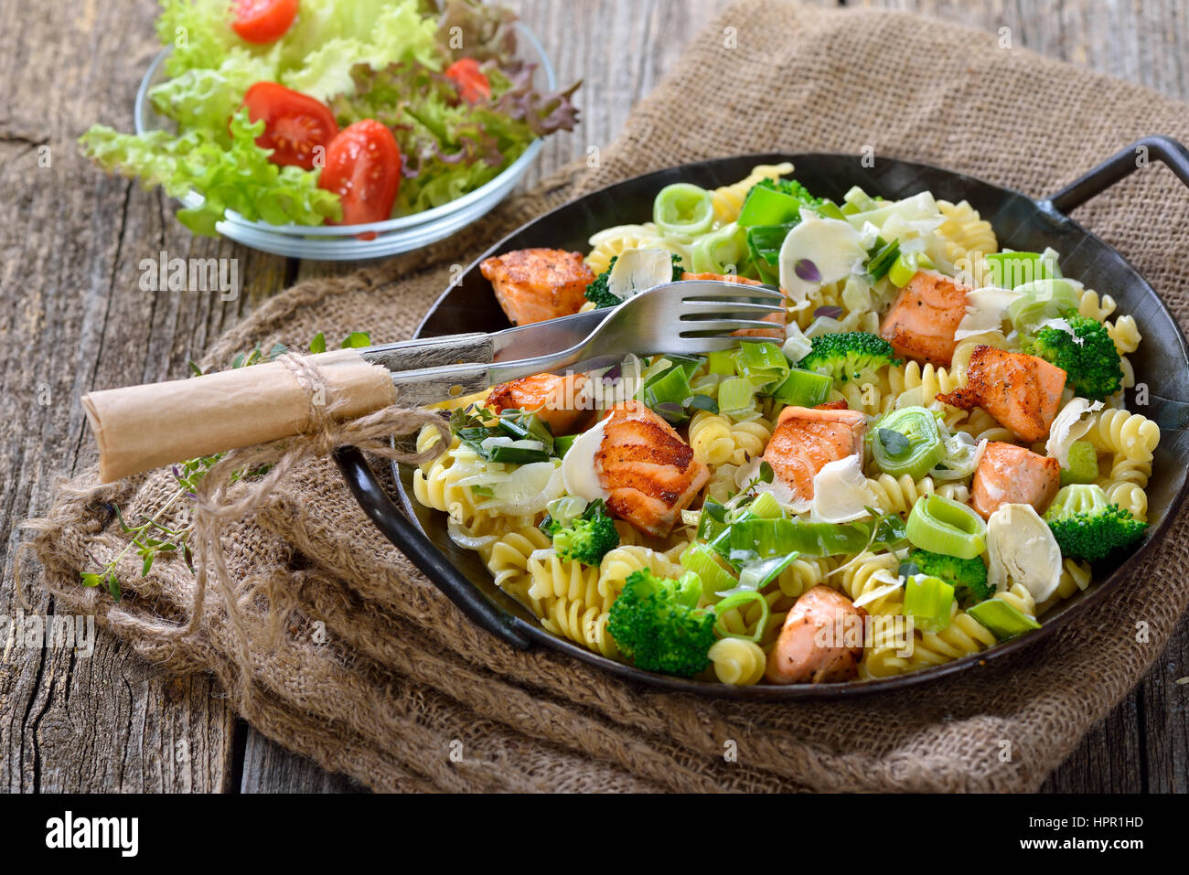 Italienische Pasta mit gebratenem Lachsfilet, Meerrettich und einer ...