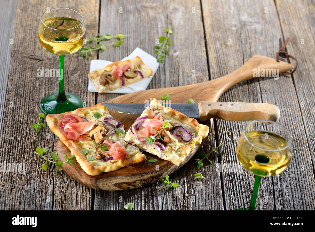 Flammkuchen-Flammkuchen aus dem Elsass mit Sauerrahm, Zwiebeln ...