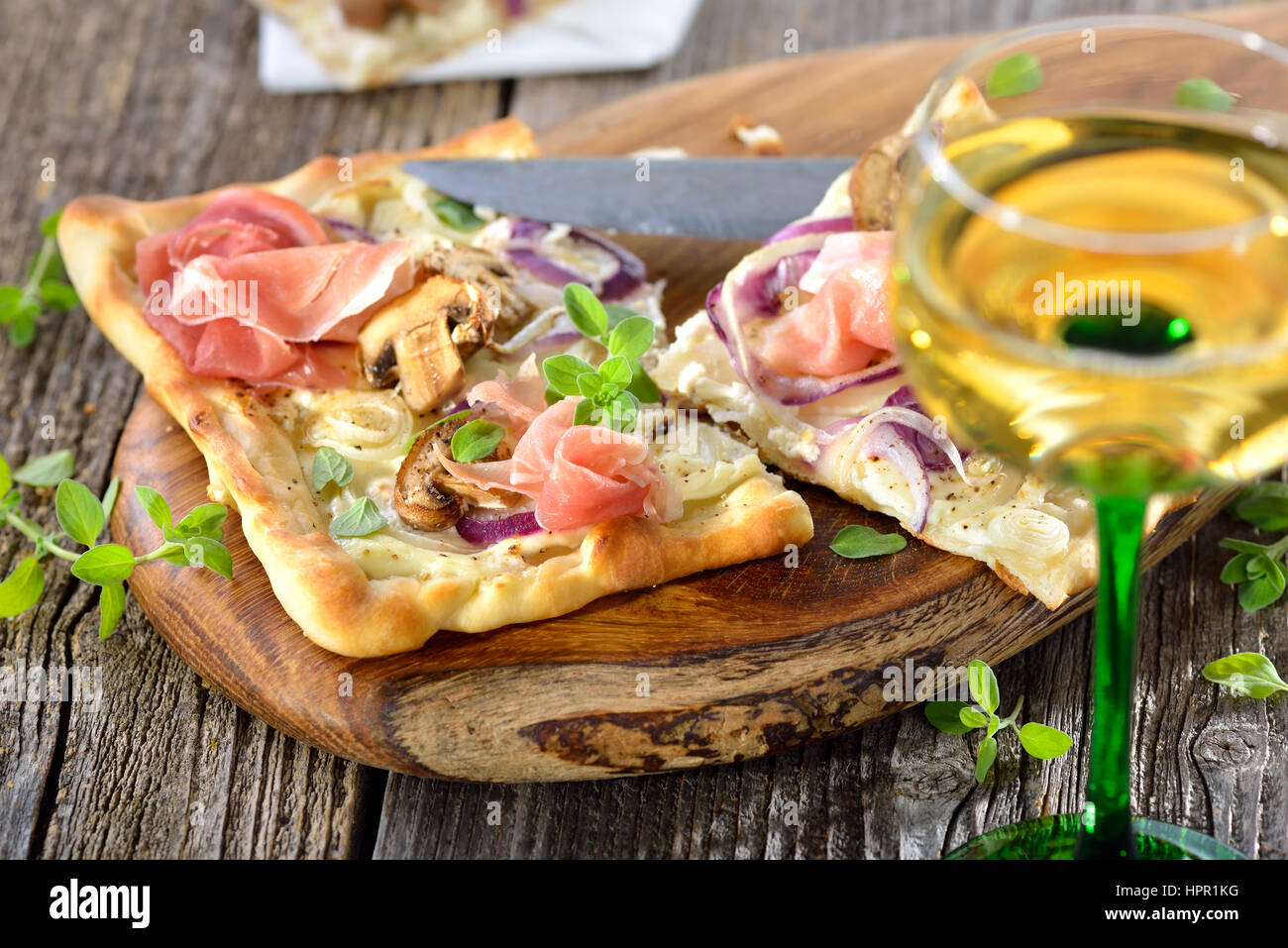 Flammkuchen-Flammkuchen aus dem Elsass mit Sauerrahm, Zwiebeln ...