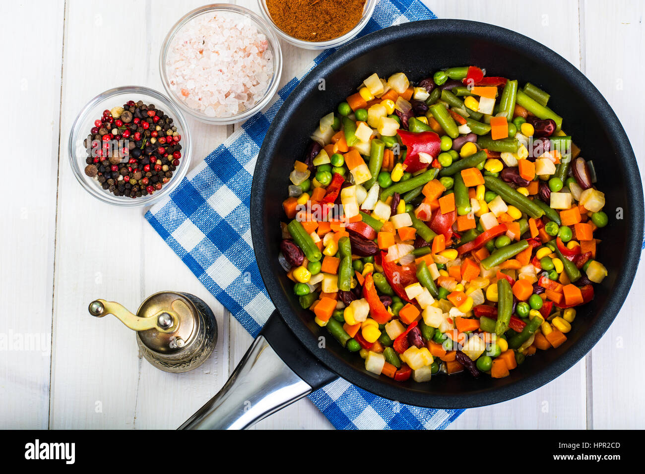 Vegetarisches Essen: Gemüse in der Pfanne auf weißem Hintergrund aus Holz. Studio Photo Stockfoto