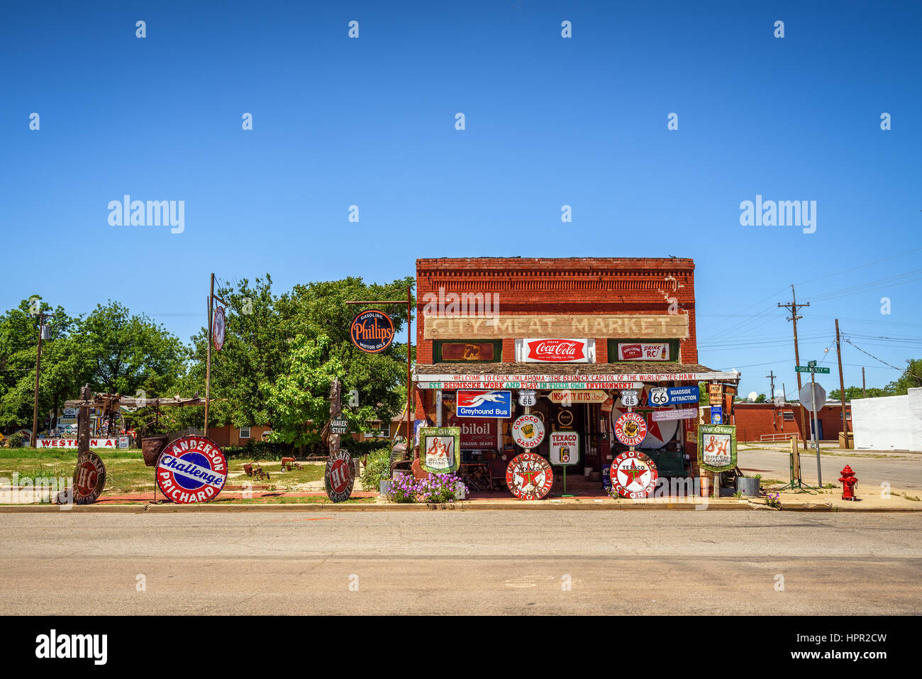 Sandhills Curiosity Shop befindet sich in Ericks ältesten Gebäude - die Stadt Fleischmarkt. Es ist eine große Sammlung von verrückten Route 66 Erinnerungsstücke. Stockfoto
