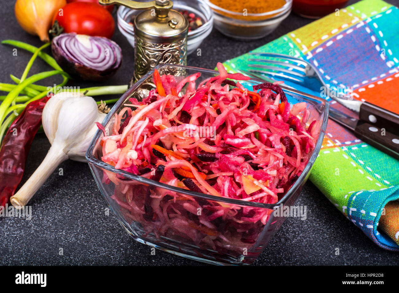 Frisches Gemüse Schneiden in Streifen, in eine Glasschüssel. Studio Photo Stockfoto