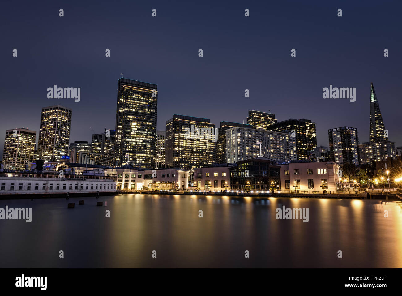 Skyline von San Francisco nach Sonnenuntergang von Pier 7 betrachtet. Langzeitbelichtung. Stockfoto