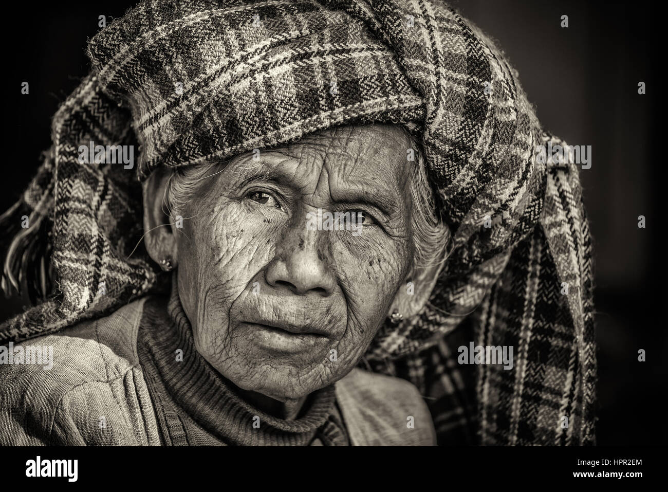 Schwarz-weiß-Porträt einer alten indigenen Frau in Myanmar Stockfoto