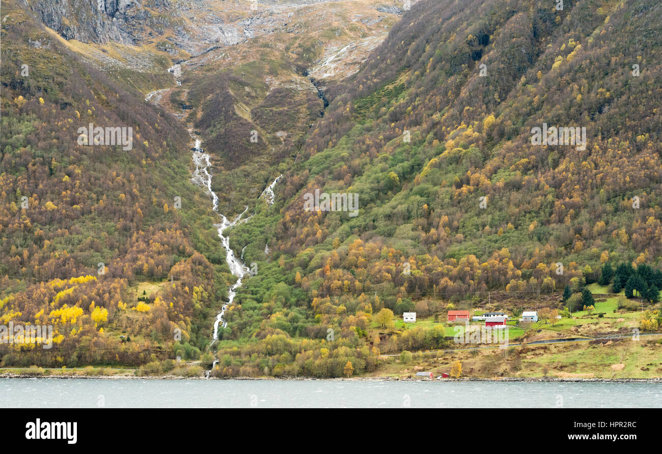 Herbstlandschaft im Hjørundfjord-Fjord, Norwegen Stockfoto