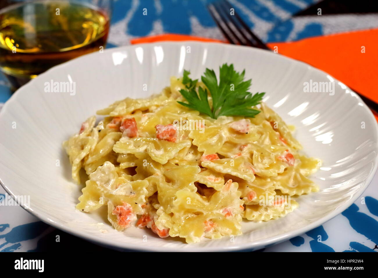 Geraucherter Lachs Und Saure Sahne Nudeln Italienische Farfalle Bereitete Rezept In Einer Weissen Schale Bokeh Gabel Und Ein Glas Schnaps Hintergrund Servierbereit Stockfotografie Alamy