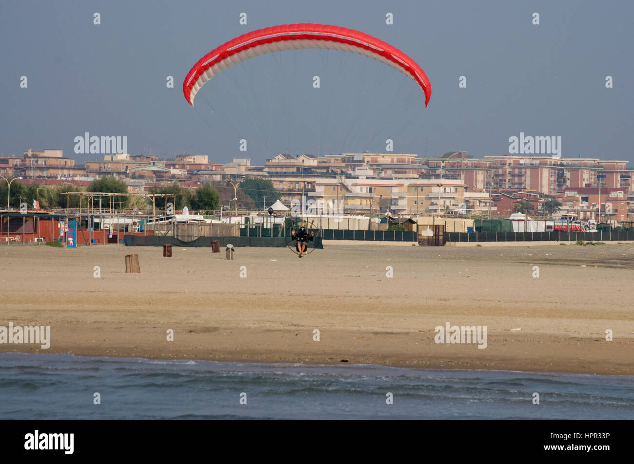 Blick auf eine Handglider, die Landung am Strand Stockfoto