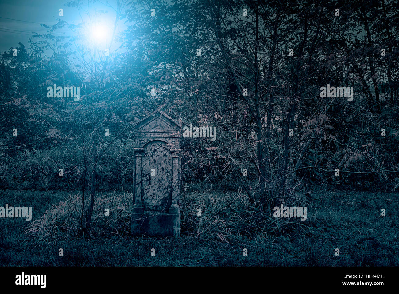 Gruseligen Friedhof bei Nacht Stockfoto