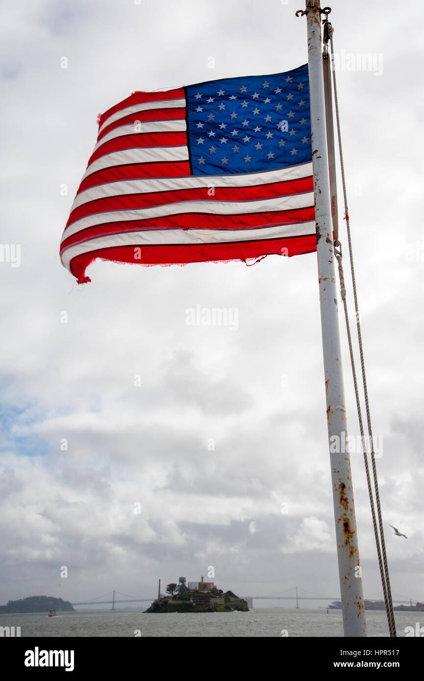 Fahne flattern von Rückseite Fähre in San Francisco Bay, Kalifornien Stockfoto