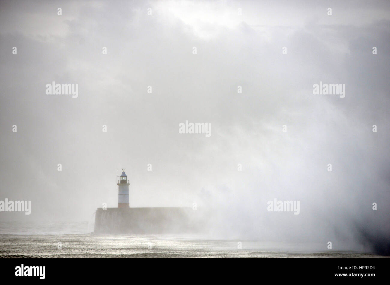 Wintersturm Doris verprügelt, die Südküste in Newhaven, East Sussex Stockfoto