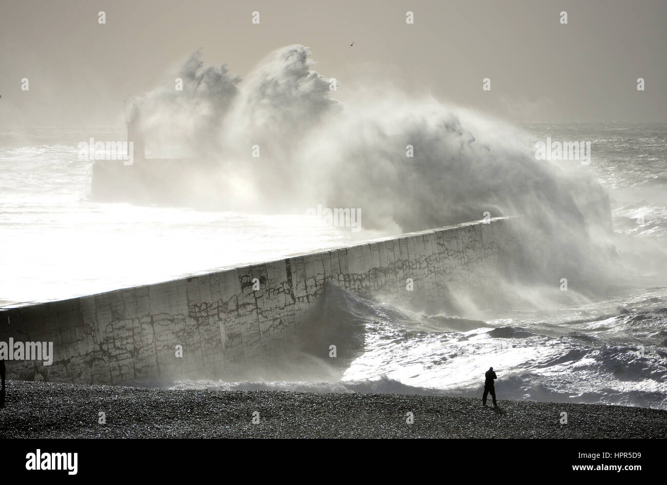 Wintersturm Doris verprügelt, die Südküste in Newhaven, East Sussex Stockfoto