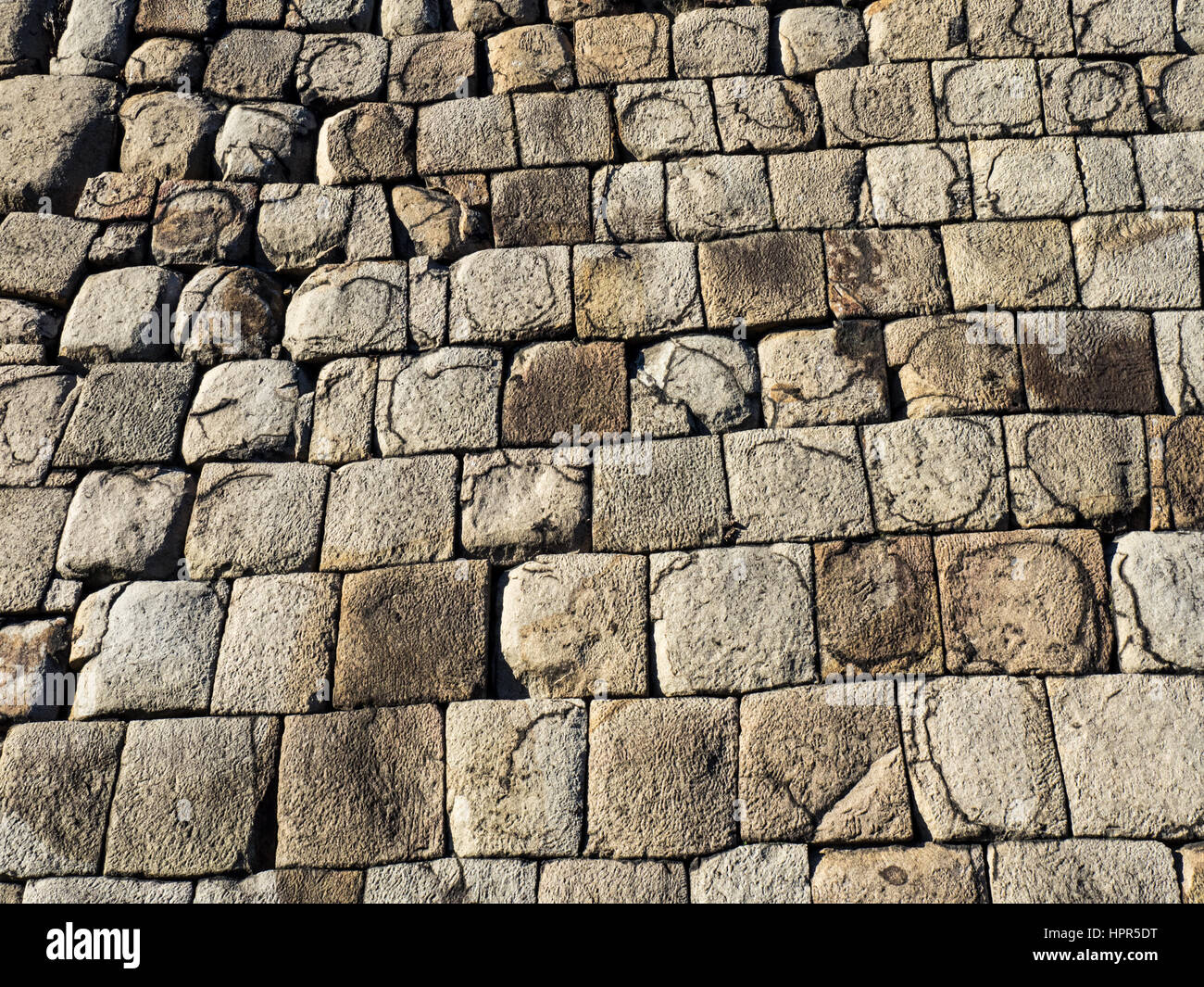Granitstein bildet die Grundstein des Schlosses Edo Turm in die Ost-Gärten der Kaiserpalast von Tokio Gründe. Stockfoto